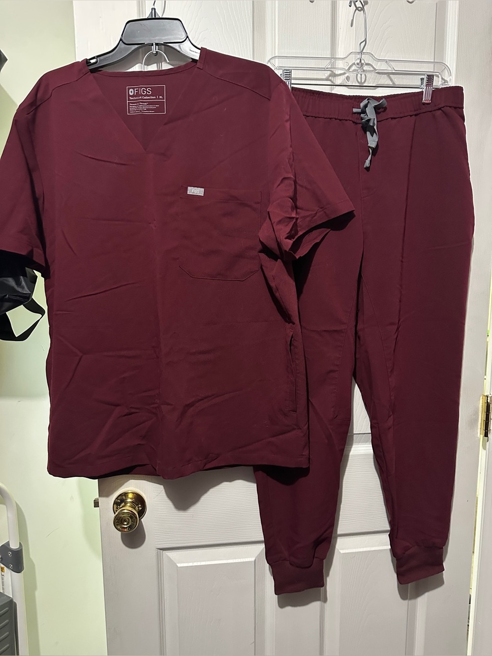 Figs XL Petite Burgundy V-Neck Scrub Top & Jogger Pants